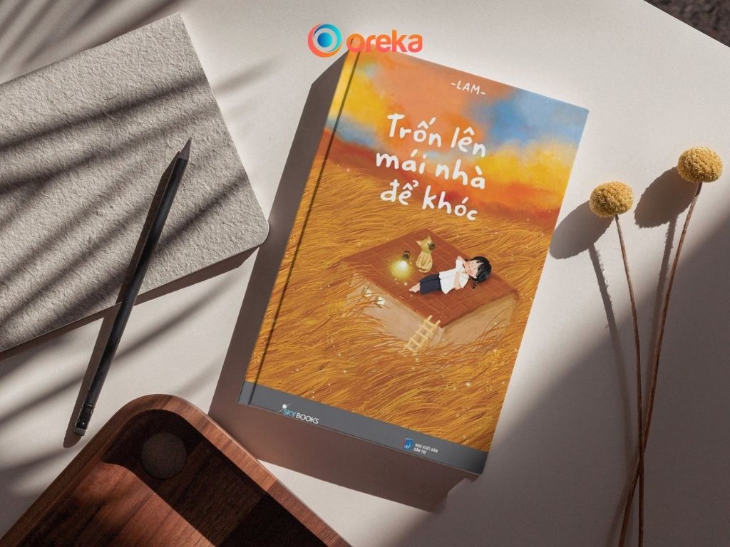 Trốn Lên Mái Nhà Để Khóc: Một Cuốn Sách Chữa Lành Nên Đọc 2 Review sách Trốn lên mái nhà để khóc. Hình ảnh cuốn sách được đặt trên bàn, bên cạnh có 1 cây bút chì, 2 cành hoa khô, 1/4 khay gỗ và 1/4 cuốn sổ