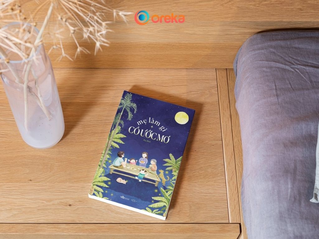 Review Sách Mẹ Làm Gì Có Ước Mơ - Hạ Mer 1 Sách Mẹ làm gì có ước mơ. Hình ảnh cuốn sách được đặt trên tủ gỗ đầu giường.