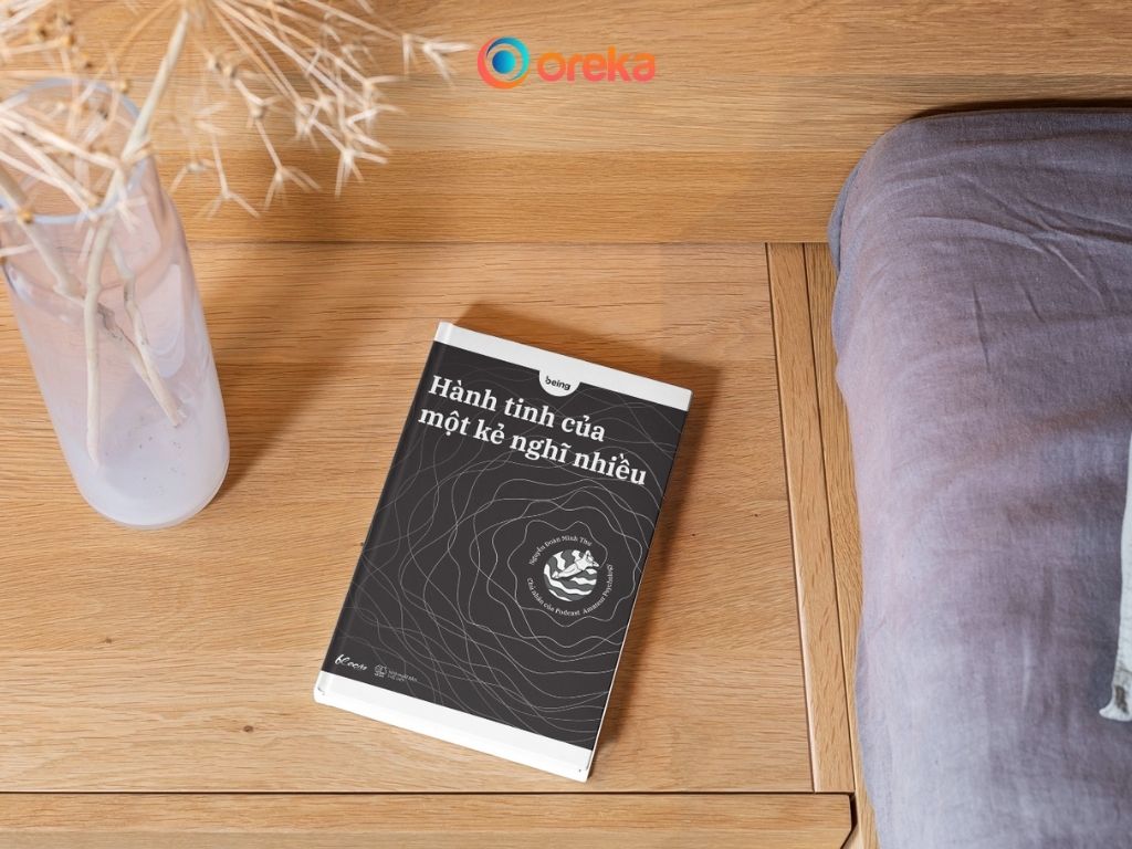 Review Sách Hành Tinh Của Một Kẻ Nghĩ Nhiều Chi Tiết 1 Hình ảnh cuốn sách Hành tinh của một kẻ nghĩ nhiều được đặt tại tủ gỗ đầu giường, bên cạnh có một bình hoa khô.